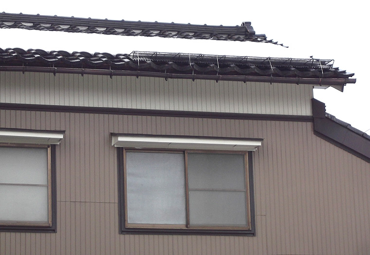 スノーメルトフェンス R-瓦用を3台設置。