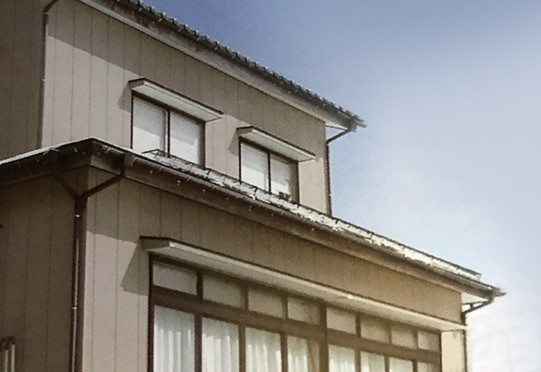 一階化粧スレート屋根、二階瓦屋根へ全面設置。